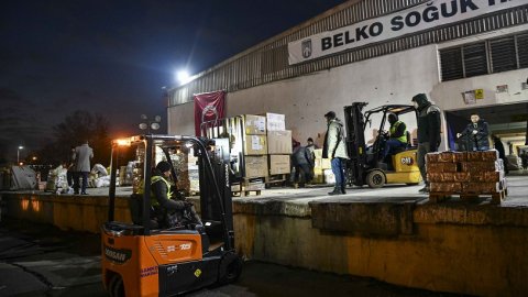 Ankara Büyükşehir Belediyesi'nin depremzedeler için yardım kampanyası devam ediyor