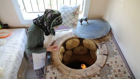Mezitli Belediyesi Tandır Evinde doğal ve yöresel ekmek üretiliyor