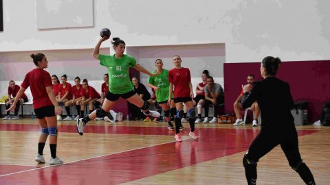 Konyaaltı Belediye Spor Kadın Hentbol Takımı 'Mavi Kelebekler' dolu dizgin