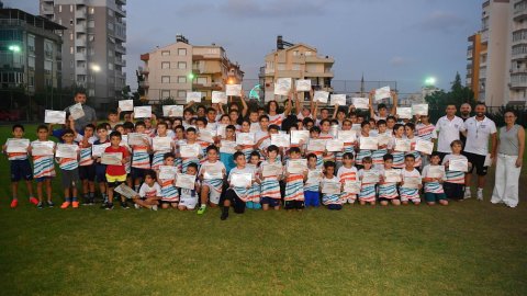 Konyaaltı Belediyesi’nin yaz spor kurslarında sertifika töreni
