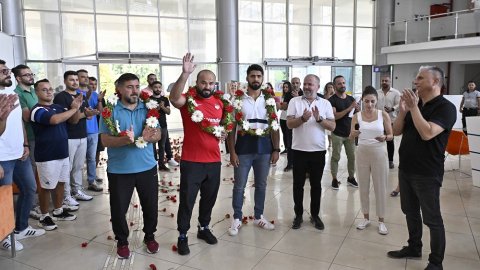Muratpaşa Belediyesi'nden şampiyon başpehlivan Orhan Okulu'ya çiçekli karşılama