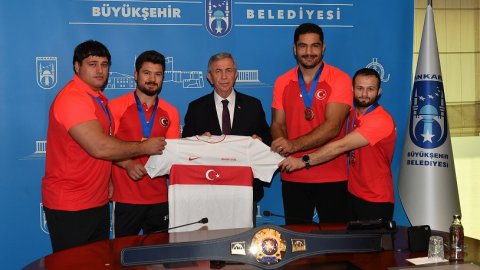 ASKİ Spor’un madalyalı milli güreşçilerinden Mansur Yavaş'a ziyaret