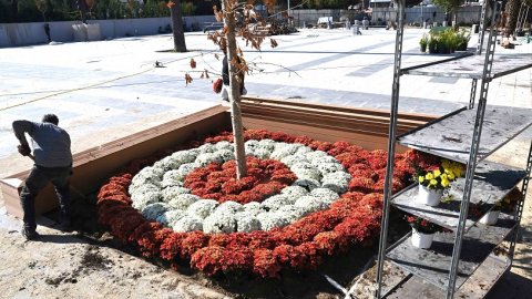 Karabağlar Belediyesi 100. Yıl Uğur Mumcu Parkı'nı  Atatürk'ün en sevdiği çiçekle donattı