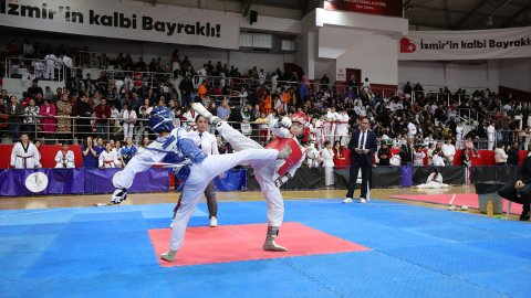 Bayraklı Belediyesi 29 Ekim Cumhuriyet Bayramı coşkusuna sporla başladı