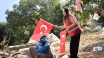 Konyaaltı Belediyesi ilçe genelinde 75 bin Türk bayrağı dağıttı