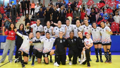 Konyaaltı Belediyesi SK Kadın Hentbol Takımı liderlik koltuğuna yükseldi