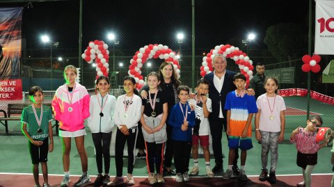 Balçova Belediyesi'nin Cumhuriyet Tenis Turnuvası öğrencilere burs oldu