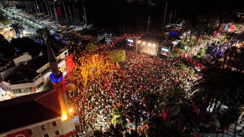 Bodrum Belediyesi 29 Ekim'de Ece Seçkin konserinden kareler