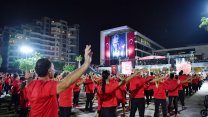 Konyaaltı Belediyesi'nin 29 Ekim'de 1923 kişinin zeybek gösterisi ve Leman Sam konserinden kareler