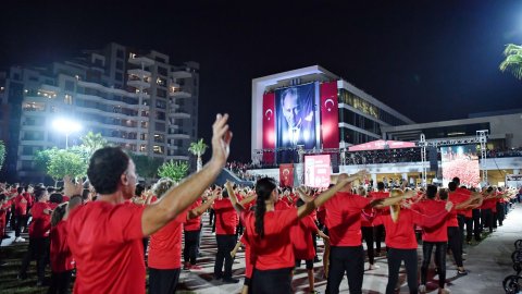 Konyaaltı Belediyesi'nin 29 Ekim'de 1923 kişinin zeybek gösterisi ve Leman Sam konserinden kareler