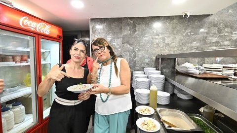 İtalyan belediye başkanı 8. Uluslararası Kaleiçi Old Town Festivali'nde piyaz yaptı