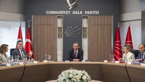 CHP'de Özgür Özel'in yeni MYK'sı ile ilk toplantısından kareler