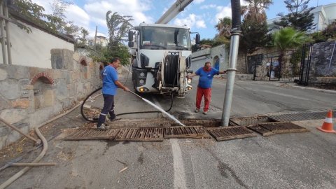 Bodrum Belediyesi ekiplerinden yağmur mesaisi