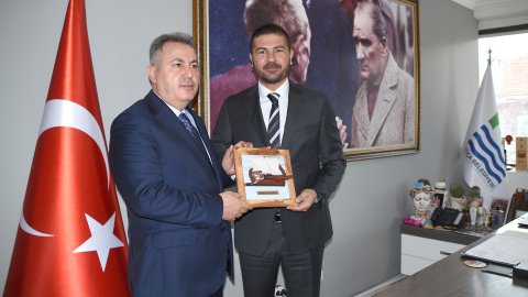 Foça Belediye Başkanı Fatih Gürbüz, İzmir Valisi Süleyman Elban'ı ağırladı