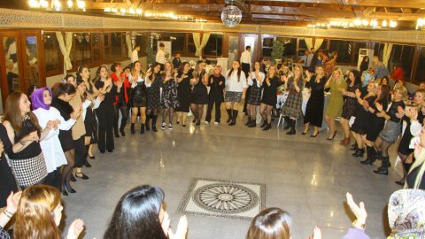 Kartal Belediyesi’nden kreş öğretmenlerine kutlama yemeği