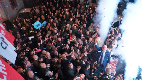 Sarıyer Belediye Başkanı Şükrü Genç'ten miting gibi adaylık başvurusu