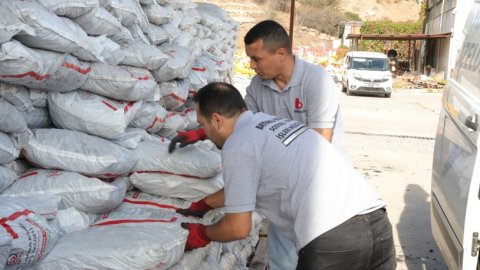 Bayraklı Belediyesi'nden ihtiyaç sahiplerine yakacak desteği