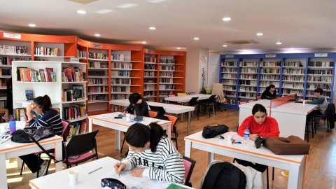 Konyaaltı Belediyesi Kütüphanesi buluşma noktası oldu