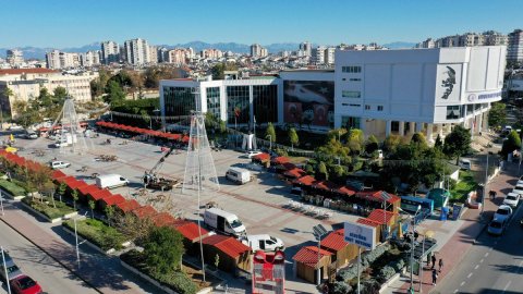 Muratpaşa Atatürk Kent Meydanı’na Yeni Yıl Çarşısı açıldı