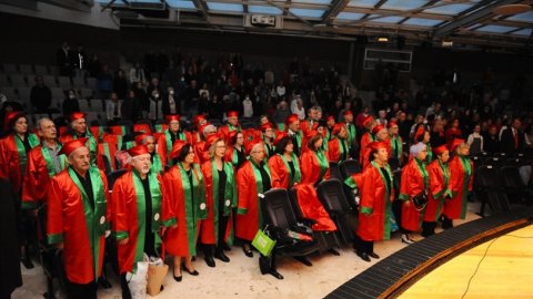Karşıyaka 3. Yaş Üniversitesi’nde mezuniyet coşkusu