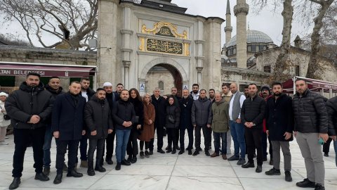 CHP’nin Eyüpsultan Belediye Başkan Adayı Dr. Mithat Bülent Özmen seçim startını Eyüpsultan Camii önünden verdi