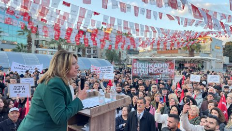 CHP Menemen Belediye Başkan adayı Deniz Karakurt'a coşkulu karşılama