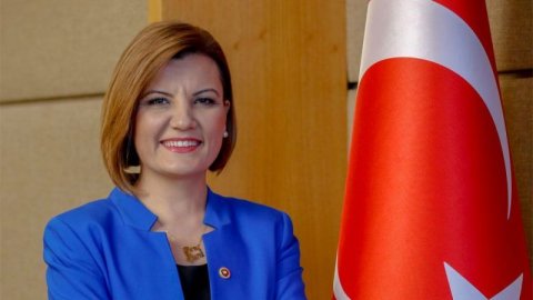 CHP Kocaeli'de şok! İzmit Belediye Başkanı Fatma Kaplan Hürriyet adaylıktan çekildi!