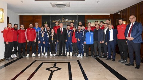 Avrupa Şampiyonu olan ASKİ sporcularından Mansur Yavaş'a ziyaret