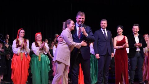 CHP İzmir Büyükşehir Belediye Başkan Adayı Cemil Tugay Balkan ezgilerine eşlik etti