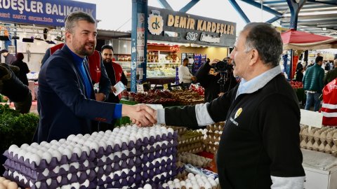 CHP Buca Belediye Başkan Adayı Görkem Duman pazarcılarla buluştu