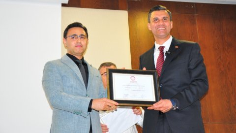 Manisa Büyükşehir Belediye Başkanı seçilen CHP’li Ferdi Zeyrek mazbatasını aldı