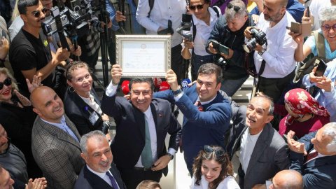 Bodrum Belediyesi'nin yeni başkanı Tamer Mandalinci mazbatasını aldı