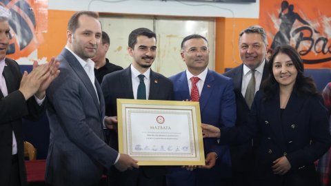 Çankaya Belediyesi'nin yeni başkanı Hüseyin Can Güner mazbatasını aldı