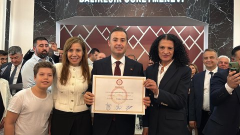 Balıkesir Büyükşehir Belediye Başkanı seçilen Ahmet Akın mazbatasını aldı