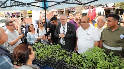 Edremit Belediyesi vatandaşlara ücretsiz fide dağıttı