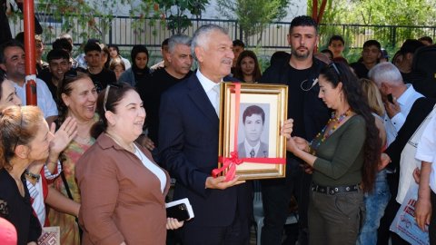 Adana Büyükşehir Belediye Başkanı Zeydan Karalar'ı duygulandıran hediye