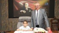 Edremit Belediye Başkanı Mehmet Ertaş 23 Nisan'da koltuğunu Begüm Taşkıran’a devretti