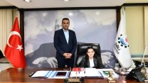 Çiğli Belediye Başkanı Onur Emrah Yıldız koltuğunu 10 yaşındaki Deren’e bırakan