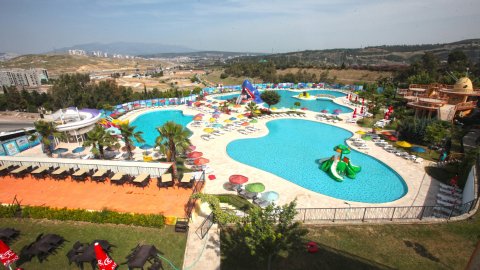 Karabağlar Belediyesi'nin Aqua Yaşam Yüzme Havuzu açıldı