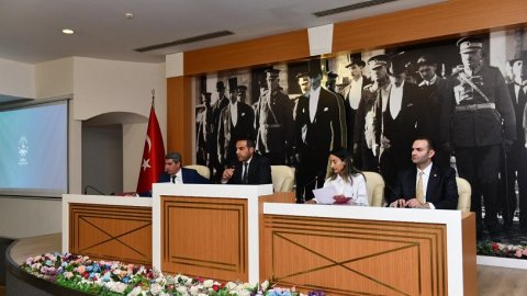 Çiğli Belediye Başkanı Onur Emrah Yıldız sözünü verdiği iki konuyu meclisten geçirdi