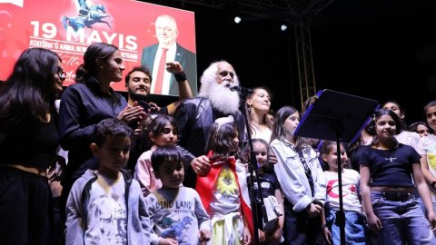 Edremit Belediyesi 19 Mayıs'ı Suavi konseri ile kutladı