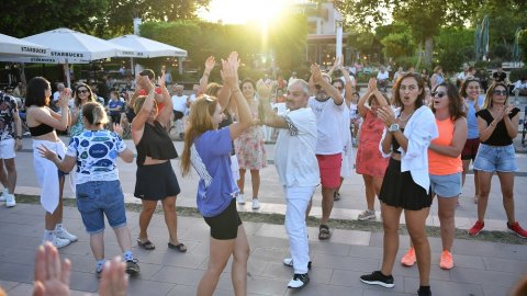 Konyaaltı Belediyesi'nden Kent Meydanı’nda Gün Batımı Dansları