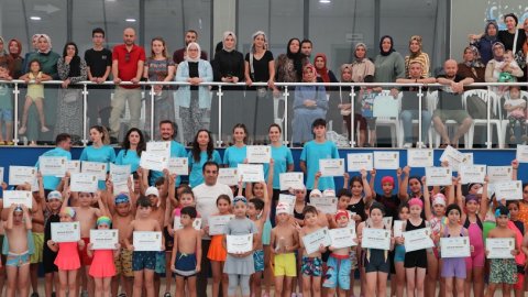 İzmit Belediyesi ile yüzme öğrenen minik yüzücüler sertifikalarını aldı