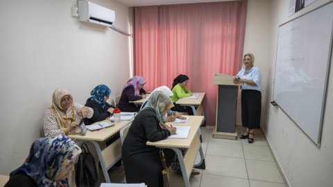 Mersin Büyükşehir Belediyesi kadınlara okuma yazma öğretmeye devam ediyor