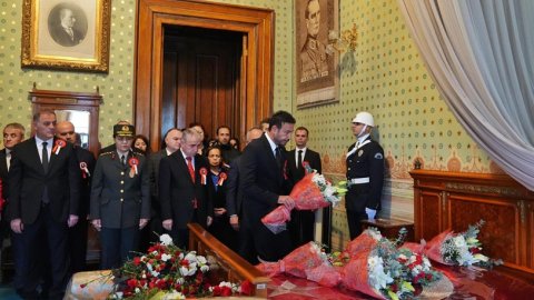 Beşiktaş Belediye Başkanı Rıza Akpolat Dolmabahçe'de Atatürk anmasına katıldı