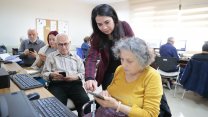 Konak Belediyesii’nden ileri yaştakilere akıllı telefon kullanma kursu  