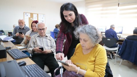 Konak Belediyesii’nden ileri yaştakilere akıllı telefon kullanma kursu  