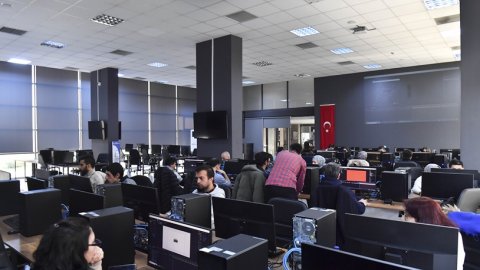 Ankara Büyükşehir Belediyesi'nden teknolojiye ilgi duyan gençlere ücretsiz eğitim