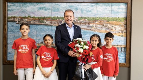 Vahap Seçer makamını öğrencilere devretti