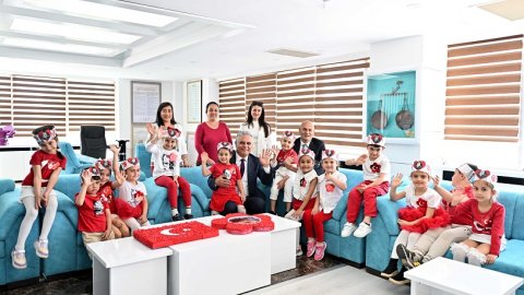 Muratpaşa Belediye Başkanı Ümit Uysal’dan 23 Nisan mesajı: ‘Nice kuşaklar vatan sevgisiyle büyüsün’